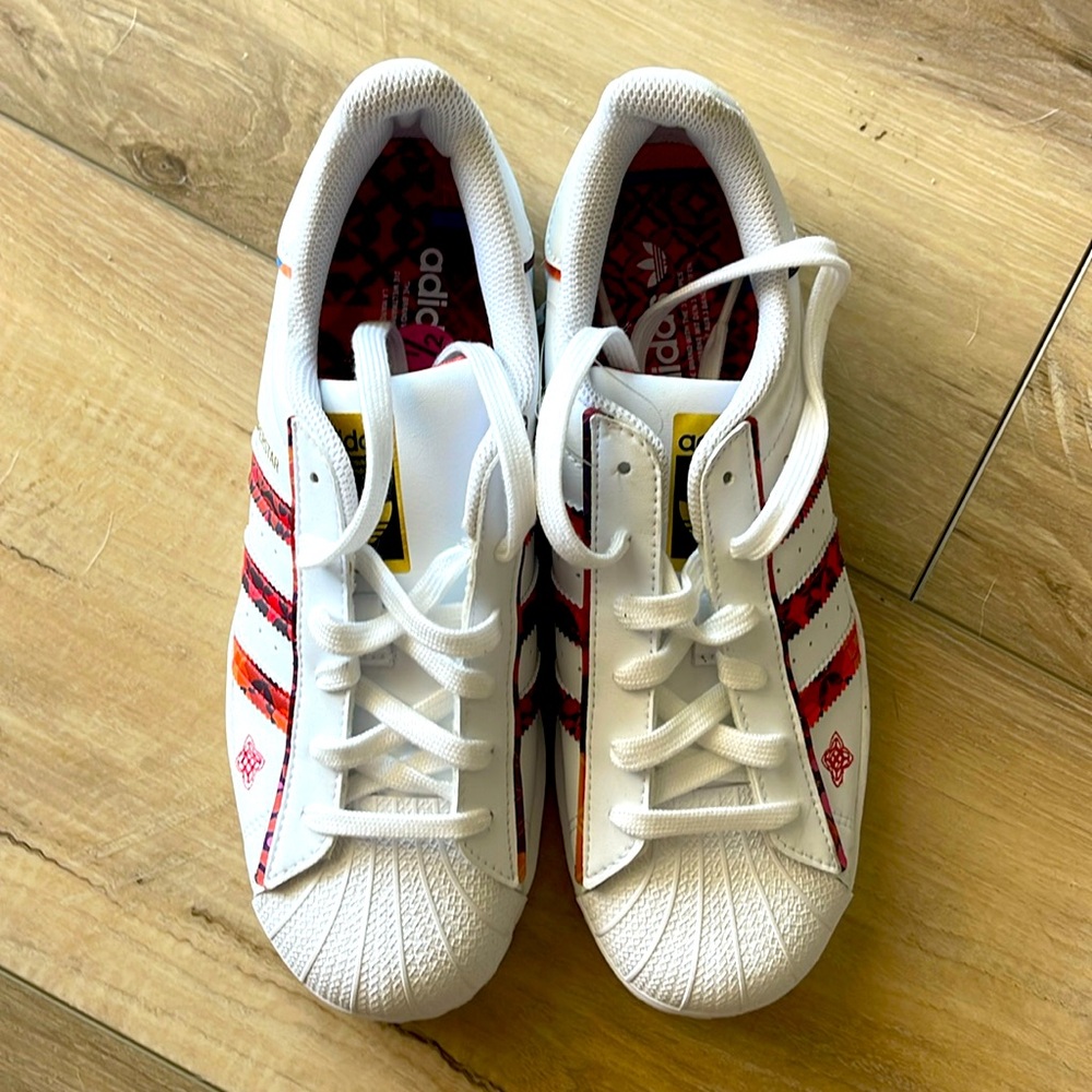 Adidas Gorls size 4/ 1/2 which for Women size 6 1/2